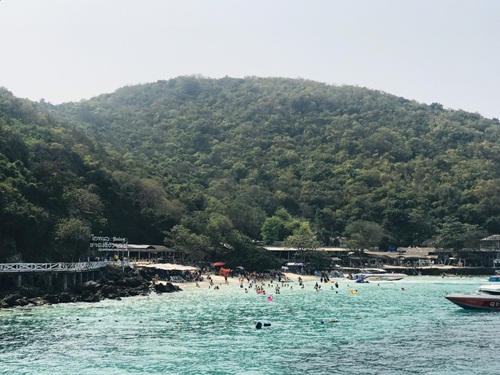 บรรยากาศ หาดสวย น้ำใส ที่เกาะล้าน